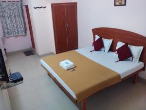 钦奈Royal Green Accommodation Chennai Airport的一间卧室配有一张床,并在卧室内配有电话