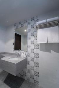 阿可贺巴Orient Jewel的一间带水槽和镜子的浴室