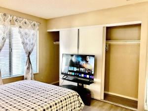 拉斯维加斯Independent bedroom with private bathroom#2的一间卧室配有一张床和一台平面电视