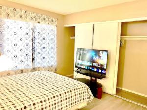 拉斯维加斯Independent bedroom with private bathroom#2的一间卧室配有一张床和一台平面电视