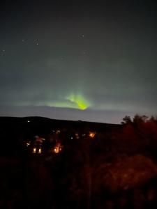 SøndeledCabin with sea and lake view的夜空的极光