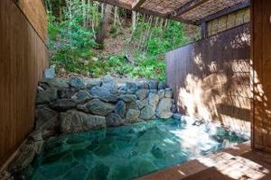 神户莫维尔阿瑞玛酒店的一座带石墙的水池