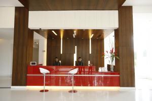 班加罗尔Keys Select by Lemon Tree Hotels, Whitefield, Bengaluru的两名男子坐在大堂的前台