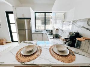 圣胡安Stylish Comfy Boho Style Home W/ Parking@ San Juan的厨房配有带盘子和餐巾的桌子