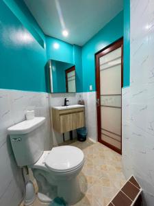 科罗尔Ngermid Oasis - Studio W/ Kitchenette & Pool View的浴室配有白色卫生间和盥洗盆。
