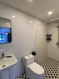 琅勃拉邦Fides Boutique Hotel的浴室配有白色卫生间和盥洗盆。