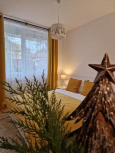 蒂米什瓦拉MV Central Apartment & Garage - Self Check-in的一间卧室,配有一张床和圣诞树