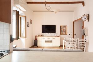 罗马Elegant & Quiet Apartment next to Colosseo的带沙发和电视的客厅