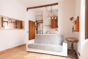 罗马Elegant & Quiet Apartment next to Colosseo的客厅配有白色的沙发和桌子