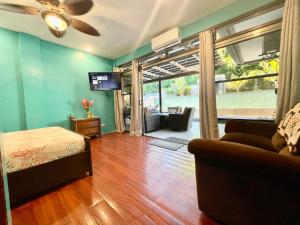 科罗尔Ngermid Oasis- 2 BD Master Suite的客房设有床、沙发和电视。