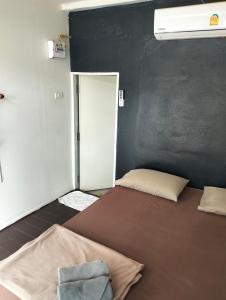 象岛Patoo的一间小卧室,配有床和白色的门