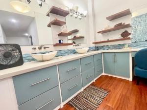 科罗尔Ngermid Oasis- 2 BD Master Suite的浴室设有蓝色橱柜和镜子
