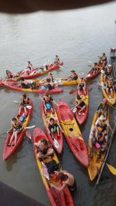 Muang KhôngMR Mo Guest House的一群人划皮艇在水中