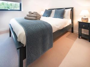 阿维莫尔Caledonia View的一间卧室配有一张带蓝色毯子的床