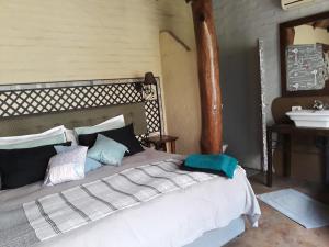 伯诺尼African Silhouette Guesthouse的一间卧室配有一张大床和水槽