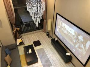 广州美居公寓酒店的带平面电视的客厅和客厅。