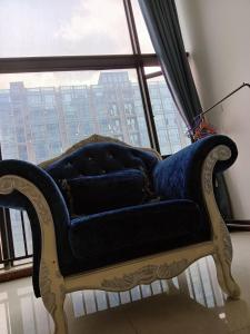 广州美居公寓酒店的窗户客房内的蓝色沙发
