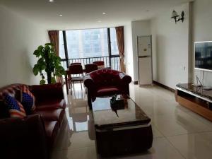 广州美居公寓酒店的客厅配有沙发、椅子和桌子