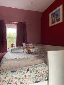 爱丁堡Country home near the airport的一间卧室设有一张床和一个窗口