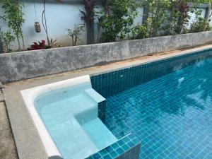 拉迈Villa Roland的一个带蓝色瓷砖的游泳池