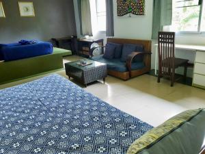 麦岛Good Time Sports Village Koh Mak的一间卧室配有一张床、一把椅子和一张桌子