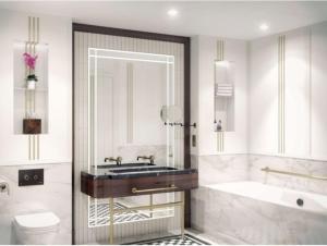 High Blantyre克罗斯巴斯吉城堡酒店的一间带水槽、浴缸和卫生间的浴室