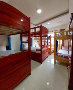 大叻卡姆里民宿的房屋内带4张双层床的房间