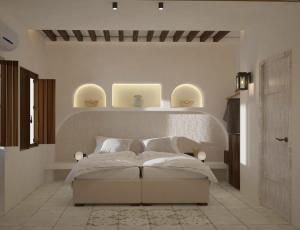卡马利切尔斯索菲亚酒店的卧室配有一张墙上有三个灯的床