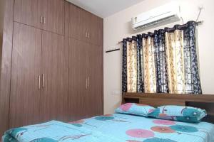 海得拉巴2 BHK in Kukatpally in Prime Location #202的一间卧室配有一张床和一个梳妆台