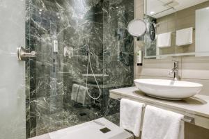 拜尔施泰因利普曼克洛斯达伯格酒店的一间带水槽和淋浴的浴室