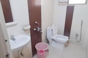 海得拉巴2 BHK in Kukatpally in Prime Location #202的浴室配有盥洗盆、卫生间和盥洗盆。