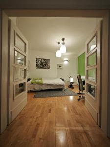 杜塞尔多夫Exceptional short-term rental的一间卧室配有一张床和一张书桌