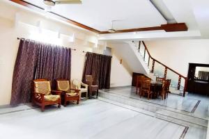 Kukatpally 11 BHK with Parking的休息区