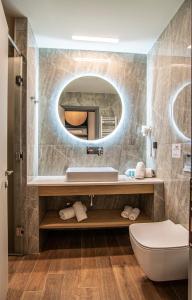 亚历山德鲁波利斯Thalassa Apart Hotel的一间带水槽和镜子的浴室