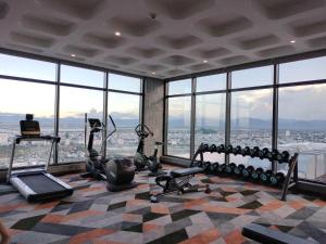 绥和市Wins House - Apec Mandala Phú Yên的一个带健身器材的健身房,位于带窗户的建筑内