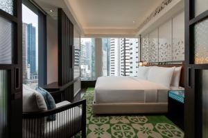 吉隆坡Hotel Indigo Kuala Lumpur on the Park, an IHG Hotel的市景卧室 - 带1张床