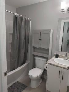 萨斯卡通Oasis of Happiness的浴室配有卫生间、淋浴和盥洗盆。