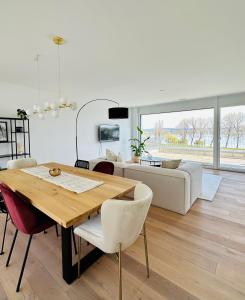 ErmatingenHaus am Bodensee mit Sicht - Stilvoller Luxus的客厅配有木桌和沙发