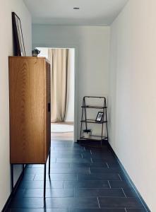 ErmatingenHaus am Bodensee mit Sicht - Stilvoller Luxus的客房设有橱柜和瓷砖地板。