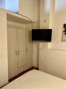 蒙波斯Apartamento Familiar Puerta Azul的卧室配有一张床铺,墙上配有电视