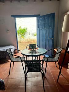 蒙波斯Apartamento Familiar Puerta Azul的窗户客房内的桌椅