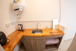 玛利亚镇Petit apart的厨房配有带水槽的木台面