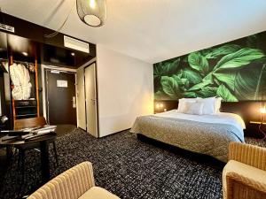 布雷斯特La Paix Hôtel Contemporain Brest centre ville的酒店客房设有一张床和一个大型壁画