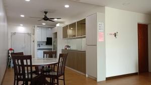 适耕庄Best Sekinchan homestay的厨房以及带桌椅的用餐室。