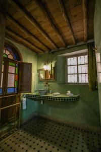 非斯Riad Les Idrissides的绿色浴室设有水槽和窗户