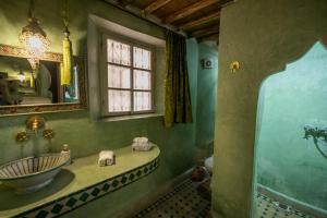 非斯Riad Les Idrissides的一间带水槽和镜子的浴室
