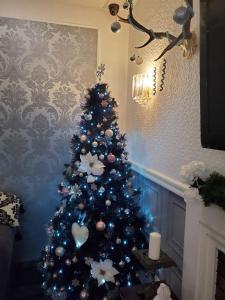 布莱克浦The Melville Hotel - Central Location的客厅里一棵圣诞树,有蓝色的灯光