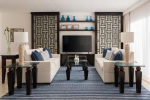 马特鲁港Jaz Crystal, Almaza Bay的客厅配有2张白色沙发和电视