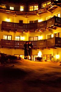 萨菲登安斯泰内嫩米尔萨利特霍夫酒店的两个人晚上站在一座建筑前面