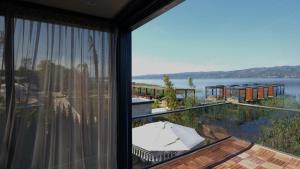 萨卡里亚Velour Hotel Spa Restaurant的带阳台的房屋享有水景